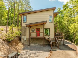 111 Little Round Top Ln, Townsend, TN 37882