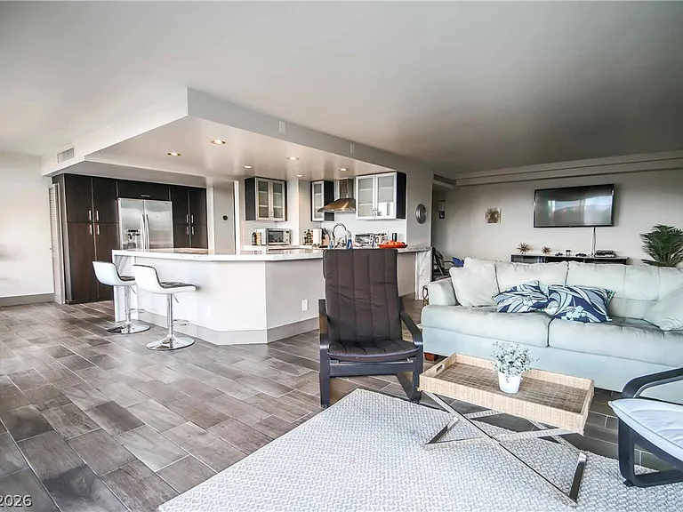 3111 Bel Air Dr #4B — Photo 2