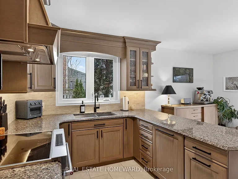 1530 Scollard Cres — Photo 9