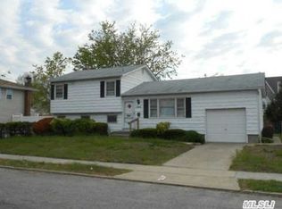 844 S 5th St, Lindenhurst, NY