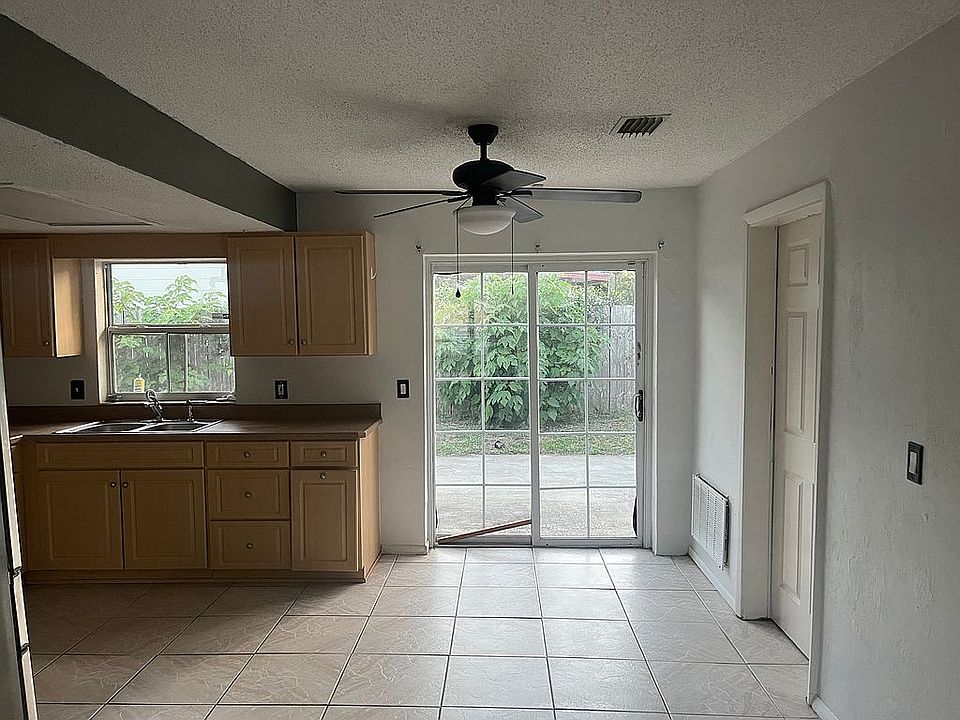 1st image of 800 Magnolia Ave