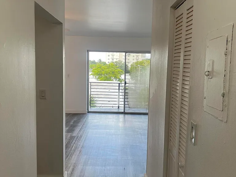 365 NE 125th St #405 — Photo 8