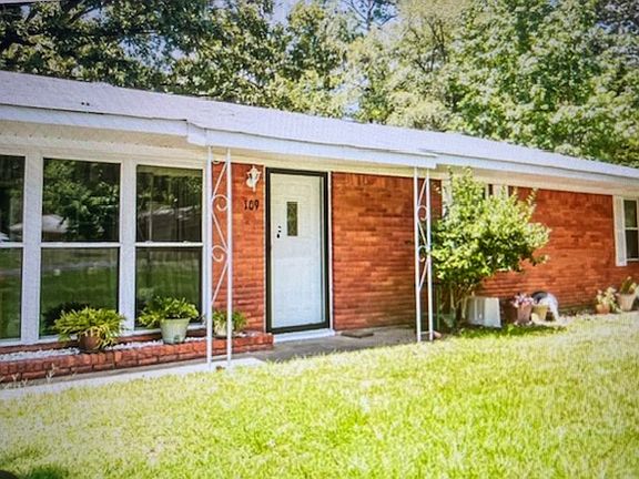 3rd image of 109 Lawrence Dr