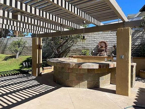 Outdoor Entertaining/Dining Area with covered patio