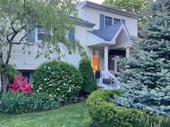 114 Pequot Lane, East Islip, NY 11730