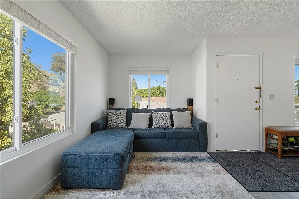 2 bed, 733 sqft, $2,500 — Photo 2