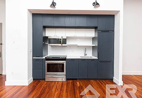 4th image of 180 Bainbridge St #300