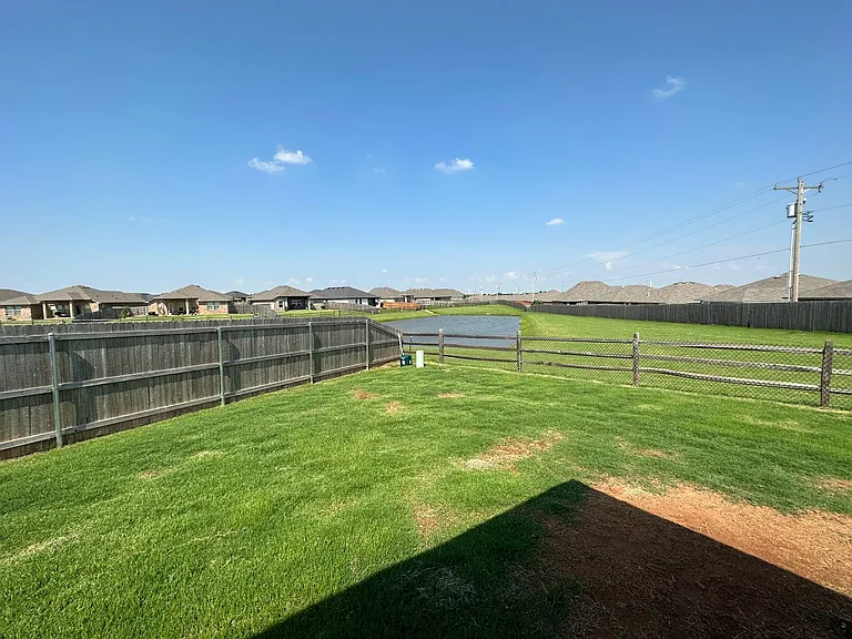 15749 Potomac Dr — Photo 37