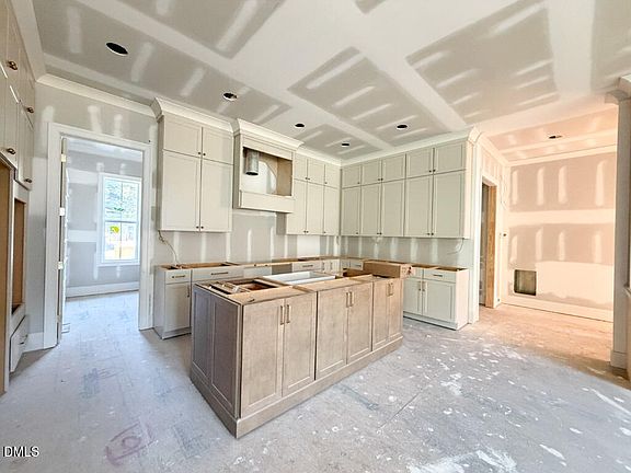 4th image of 202 Dennis Ave