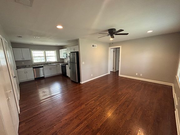 4th image of 11711 Lawndale Ave