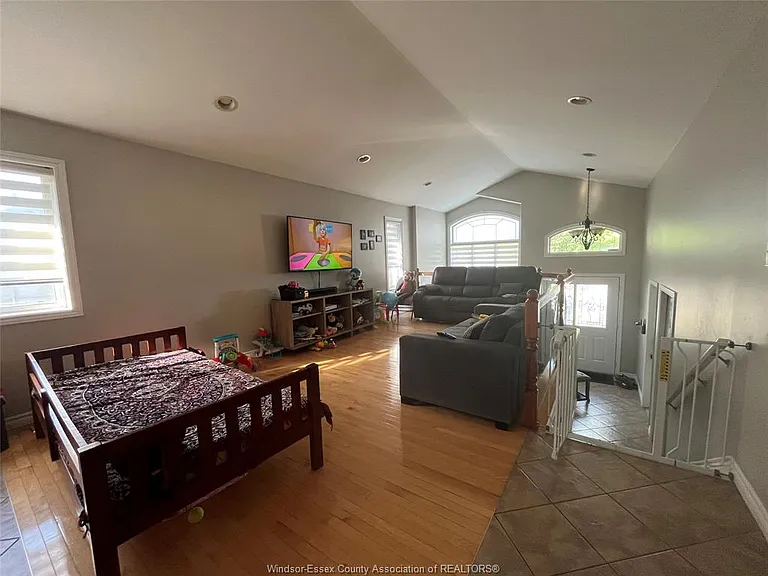1161 Jefferson Blvd — Photo 2