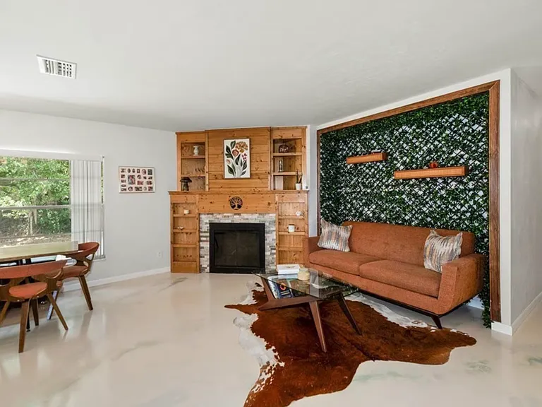 2431 N Westwood Dr — Photo 3