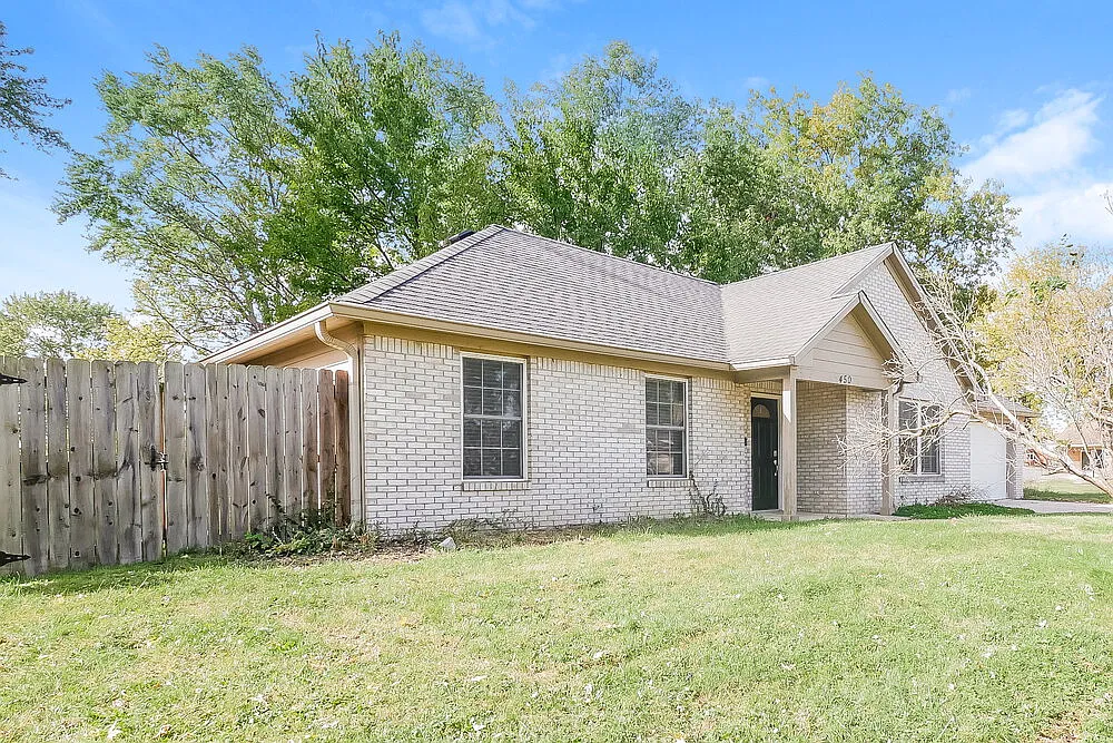 3 bed, 2.0 bath, 1105 sqft, $1,870 — Photo 3