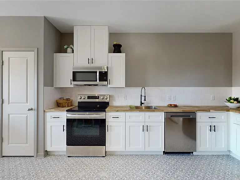 101 W 33rd St #104 — Photo 3