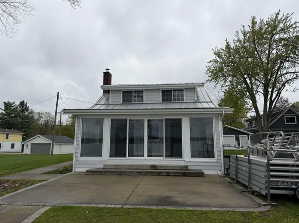 9206 Cherry Point Rd, Manitou Beach, MI 49253