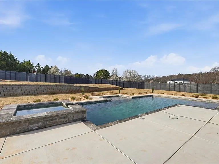 556 Versailles Dr — Photo 37