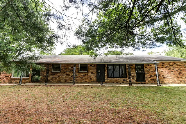2705 Campbell Dr photo 1