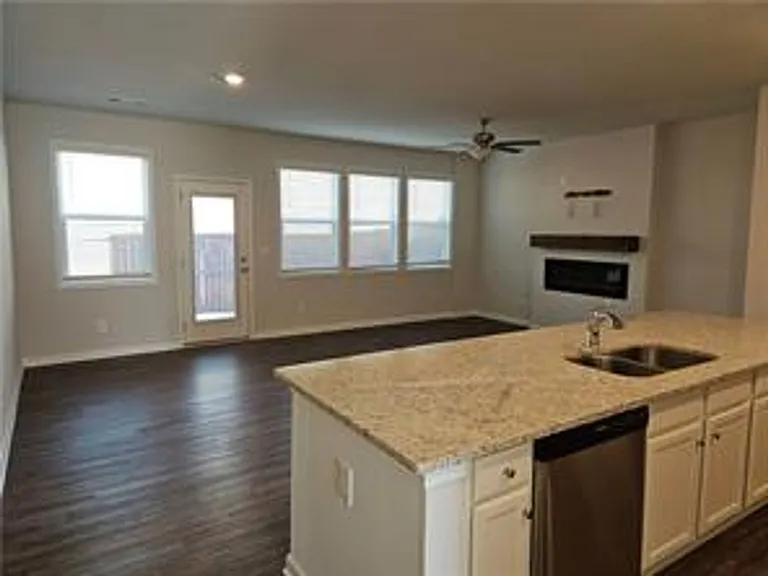 220 Turner Ln — Photo 32