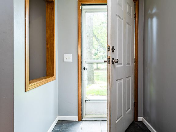 5th image of 684 Louise Ave
