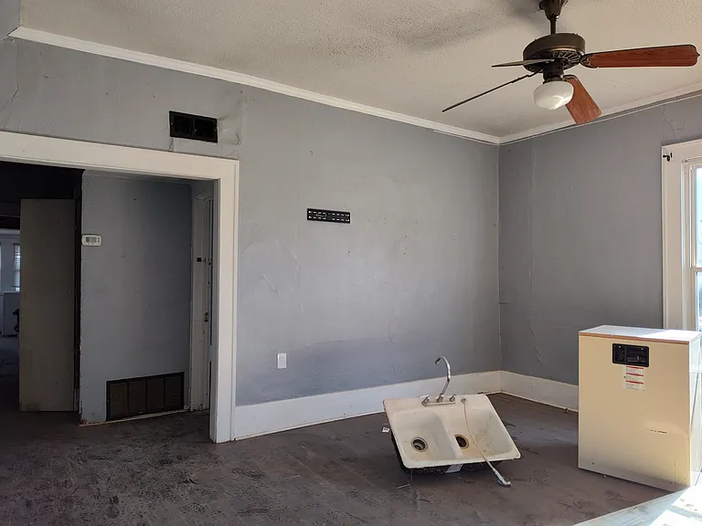 323 S West St — Photo 3