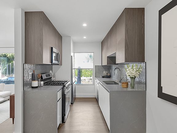 3rd image of 921 N Gardner St APT 7