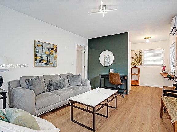 3rd image of 754 NE 40th St #C