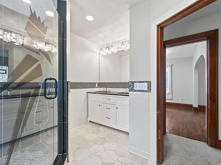 421 Goodhue St — Photo 16