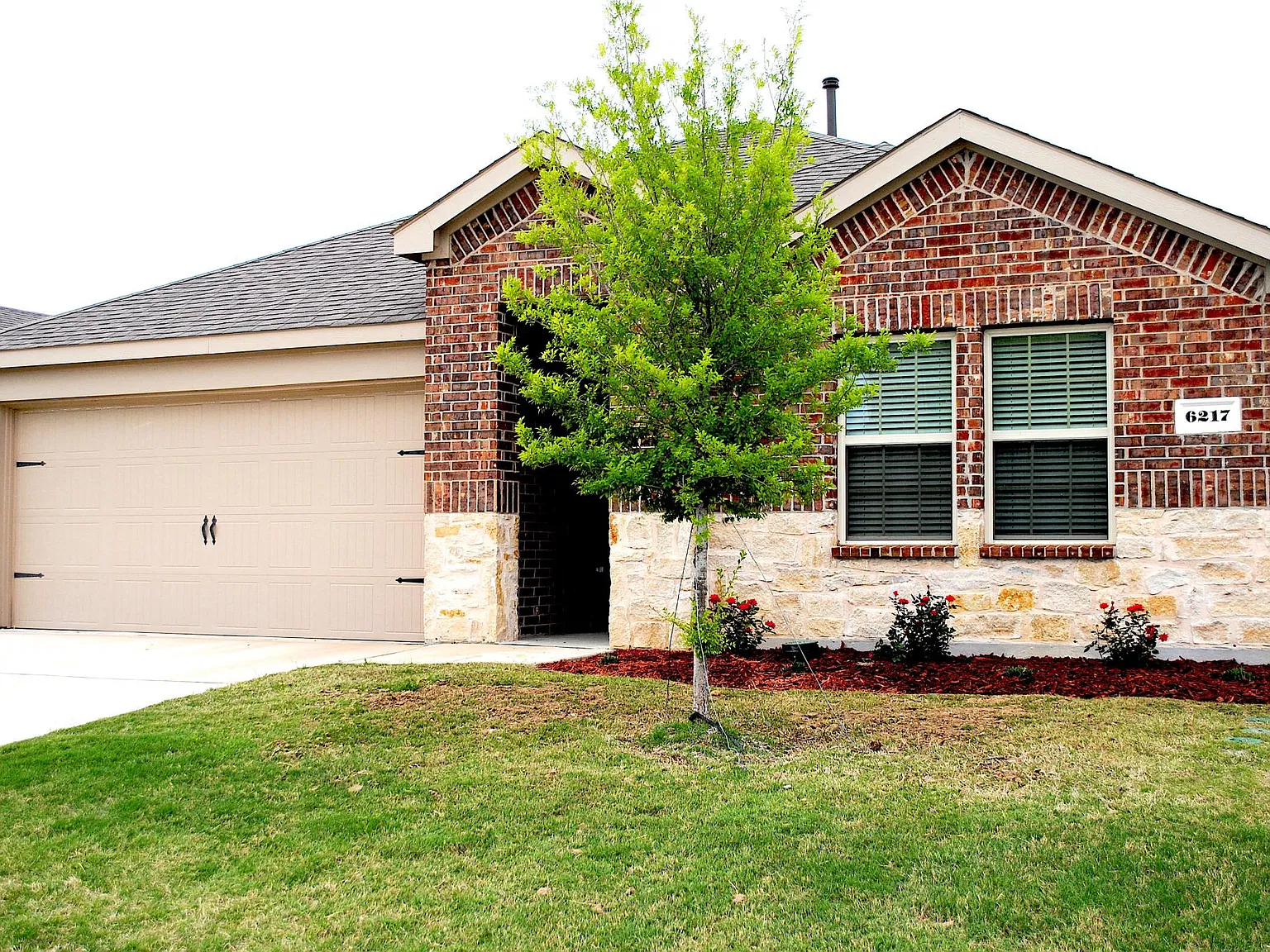 4 bed, 2124 sqft, $2,399 — Photo 1