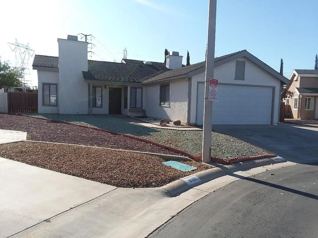 3 bed, 1352 sqft, $2,100 — Photo 1