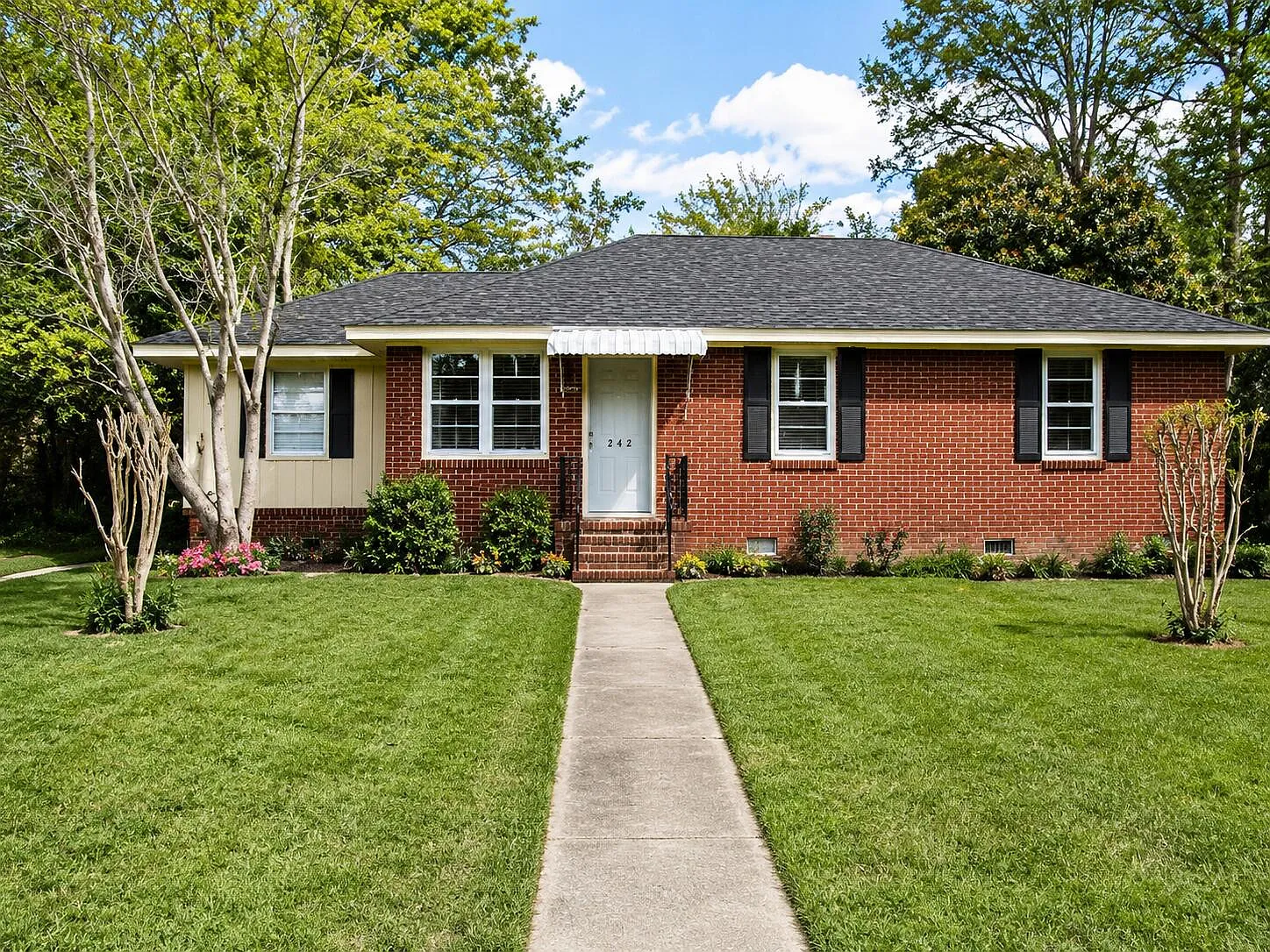 3 bed, 1.0 bath, 1256 sqft, $1,100 — Photo 1