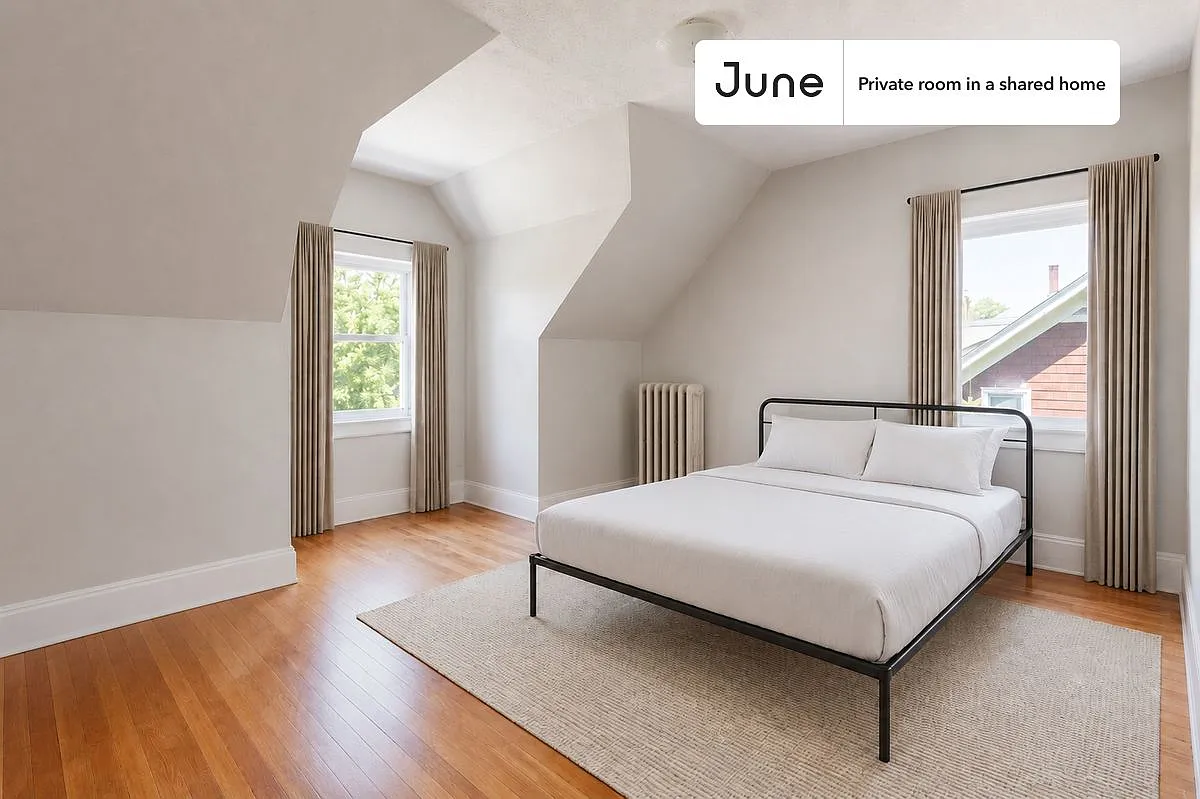 Queen bedroom in 9 bed/2 bath home in Brighton #1341 G — Photo 1