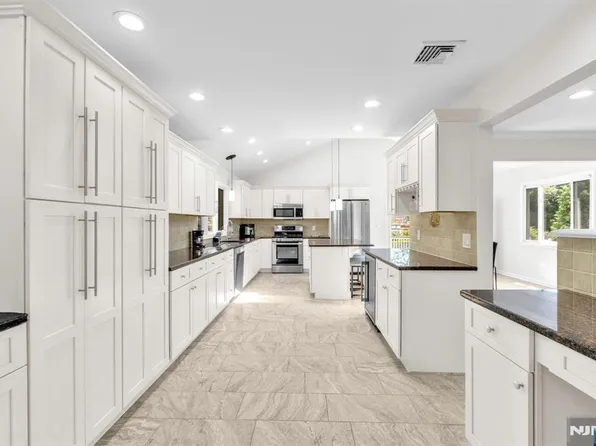 4-25 Boyd Ave, Fair Lawn, NJ 07410