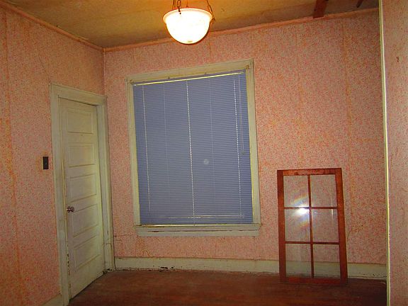 4th image of 206 Allison St