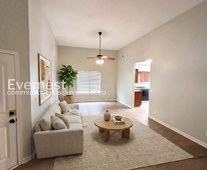 208 Hampton Dr — Photo 3