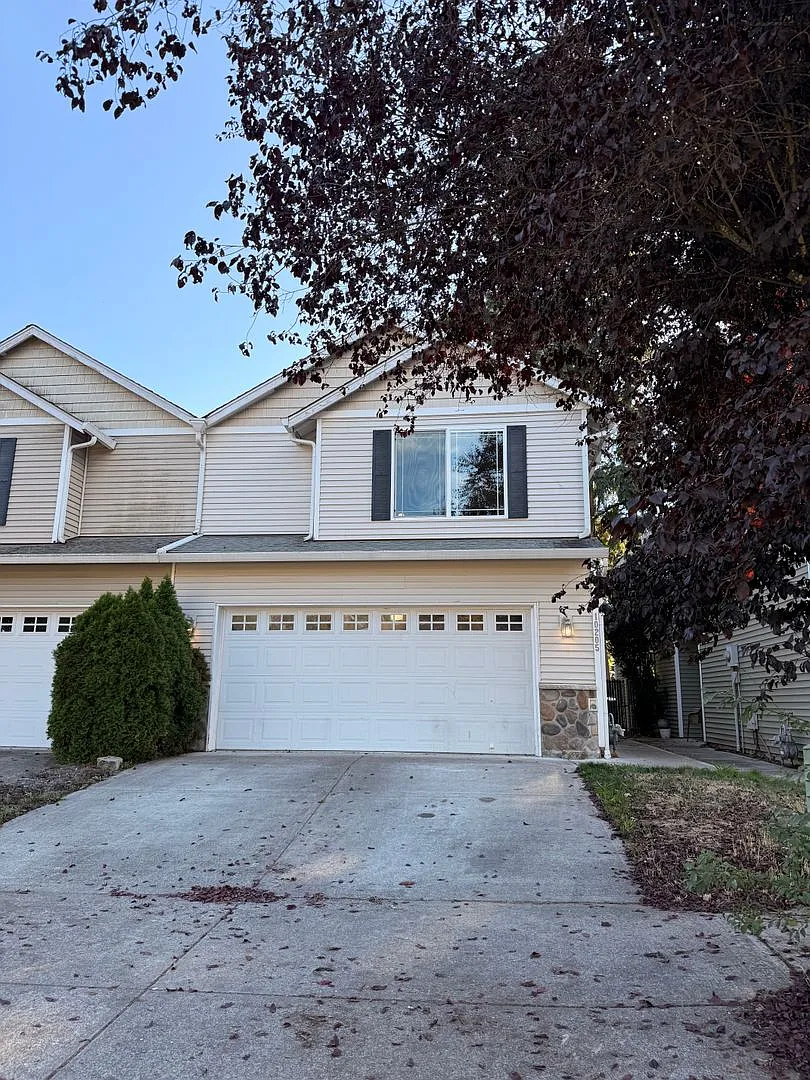 Spacious Vancouver Town Home with Open-Concept Living & Gas Fireplace — Photo 1