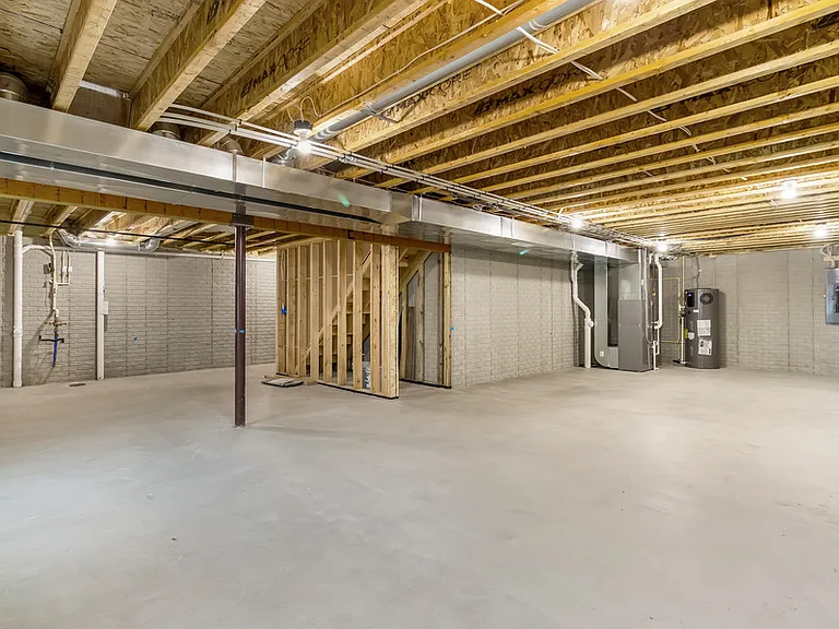 670 Lambert Dr — Photo 30