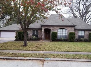 119 Strawberry Dr, Lake Jackson, TX 77566