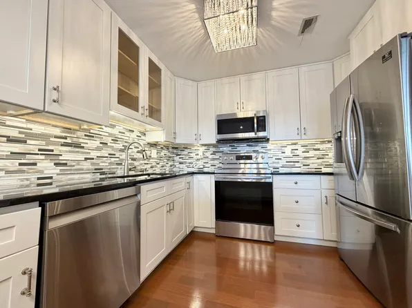 210 Nahanton St APT 520, Newton, MA 02459