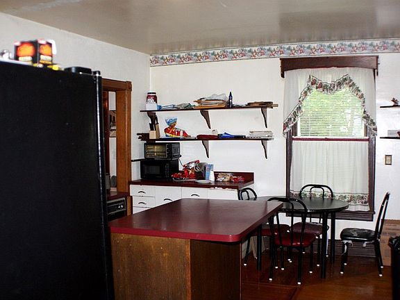 Spacious Eat-In Kitchen