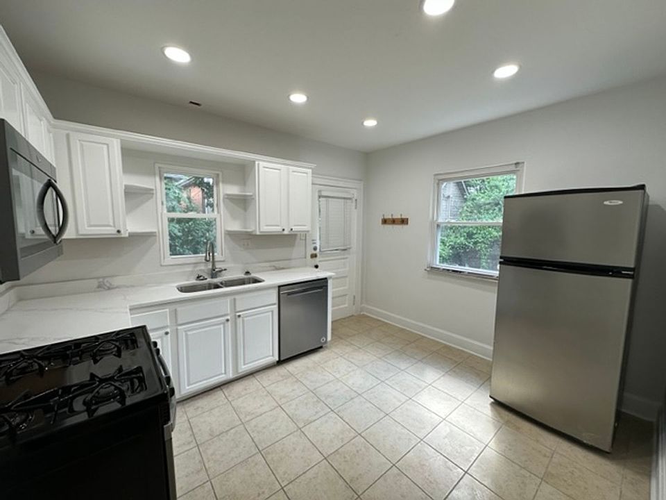1st image of 123 E Redbud Aly #18420134