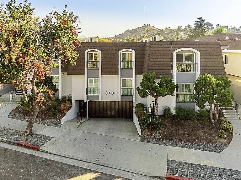 840 Fischer St — Photo 1
