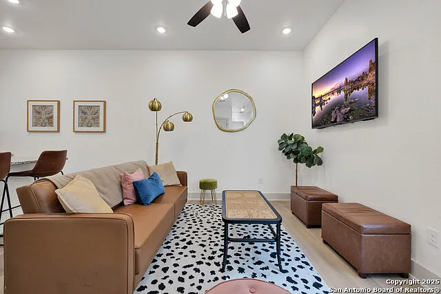 3 bed, 2.5 bath, 1296 sqft, $1,595 — Photo 3