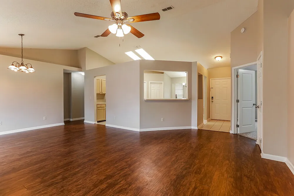 3 bed, 2.0 bath, 1467 sqft, $2,520 — Photo 4