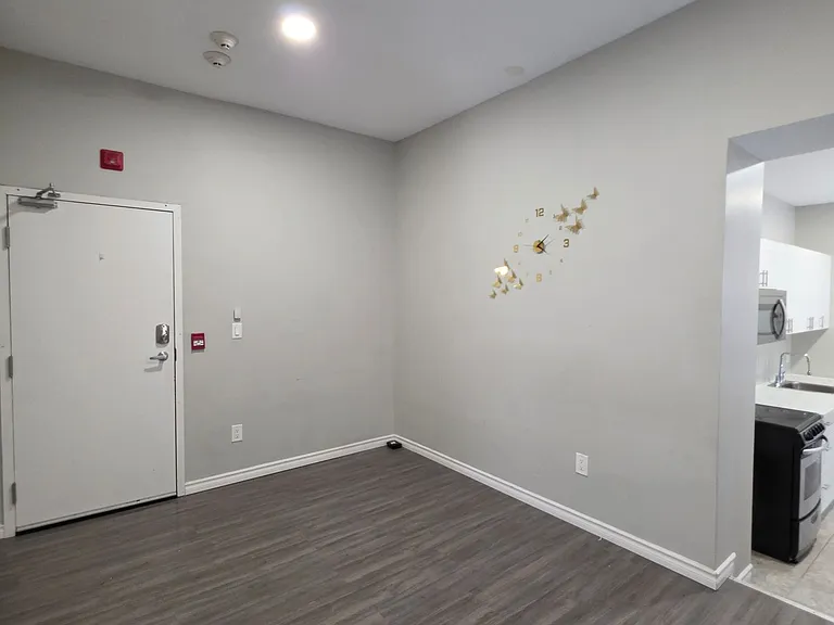 70 Victoria Ave S #3 — Photo 3