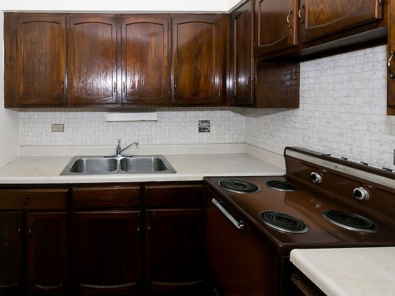 3rd image of 3825 N Pine Grove Ave APT 414
