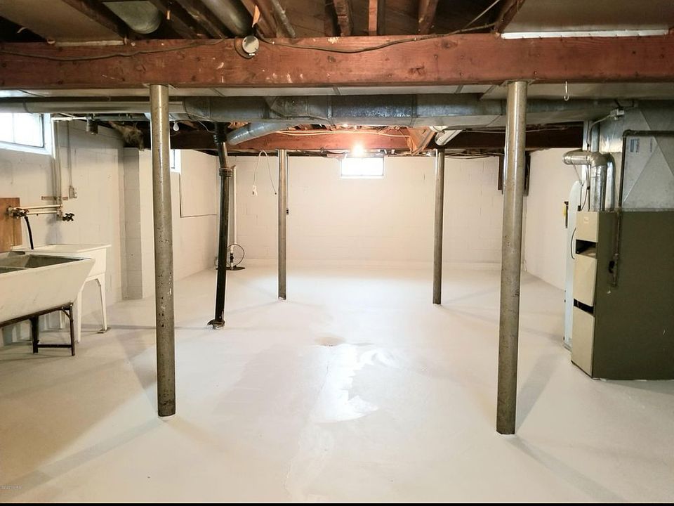 Basement, plenty of storage area