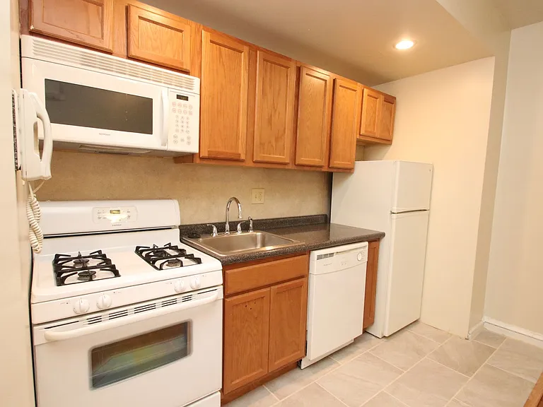 318 S 15th St #2F — Photo 3