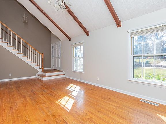 4th image of 3309 Hillcrest Ln