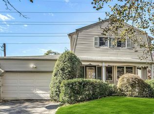 74 Croyden Ct, Albertson, NY 11507