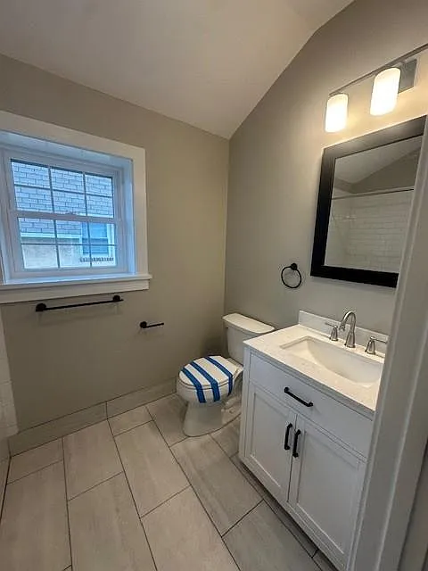 303 Manchester Ave - Second Floor Front Apartment - 2F — Photo 1